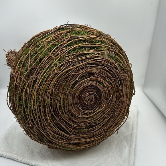 Grapevine and Green Sheet Moss Basket Wired with Brown Floral wire - Picture 9 of 9
